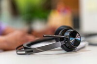 HP 7S4L6AA Poly Voyager Focus 2 UC headset + USB-A–USB-C-kábel + töltőállvány