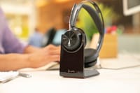 HP 7S4L6AA Poly Voyager Focus 2 UC headset + USB-A–USB-C-kábel + töltőállvány