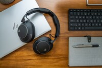 HP 8G7U0AA Poly Voyager Surround 80 UC USB-C headset Microsoft Teams-tanúsítvánnyal + USB-C–USB-A-adapter