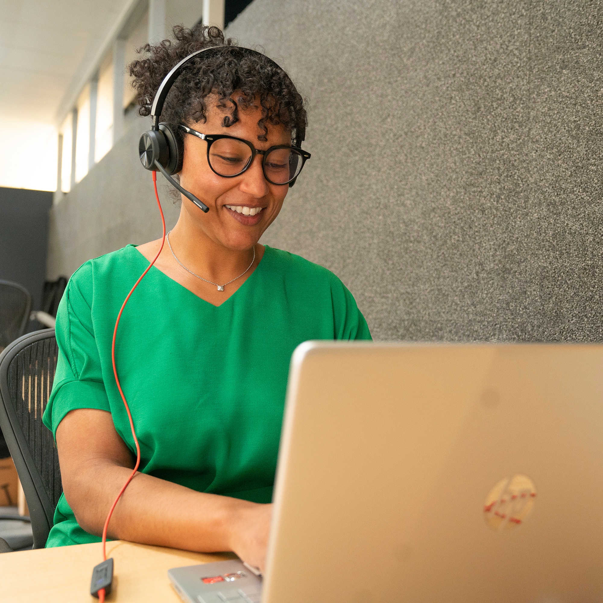 HP 8X225AA Poly Blackwire 8225 sztereó USB-C headset Microsoft Teams-tanúsítvánnyal + USB-C–USB-A-adapter