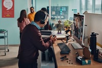 HP 77Y90AA Poly Voyager Focus 2-M headset Microsoft Teams-tanúsítvánnyal + töltőállvány